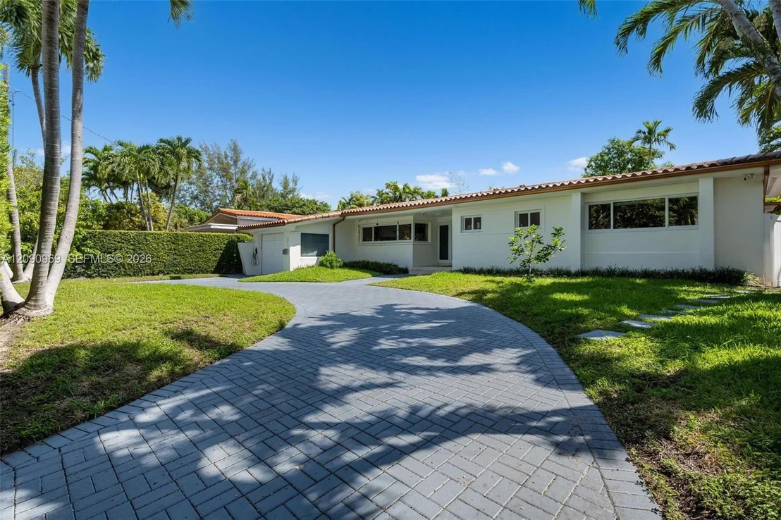 Photo of 9217 Bay Dr