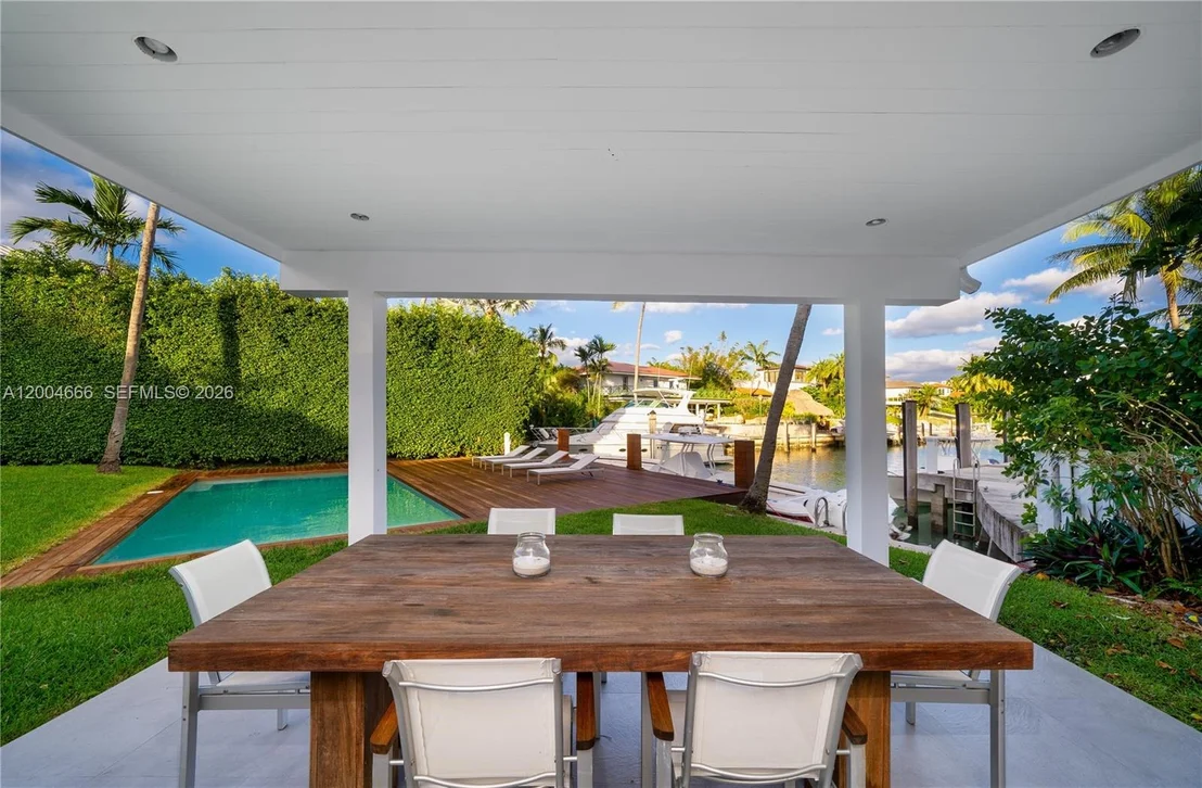 Photo of 861 Harbor Dr