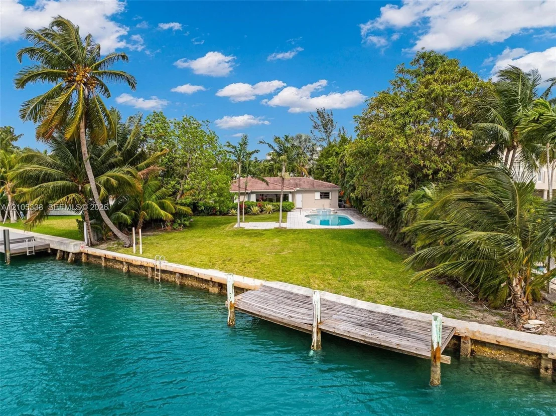 Photo of 9250 Bay Dr