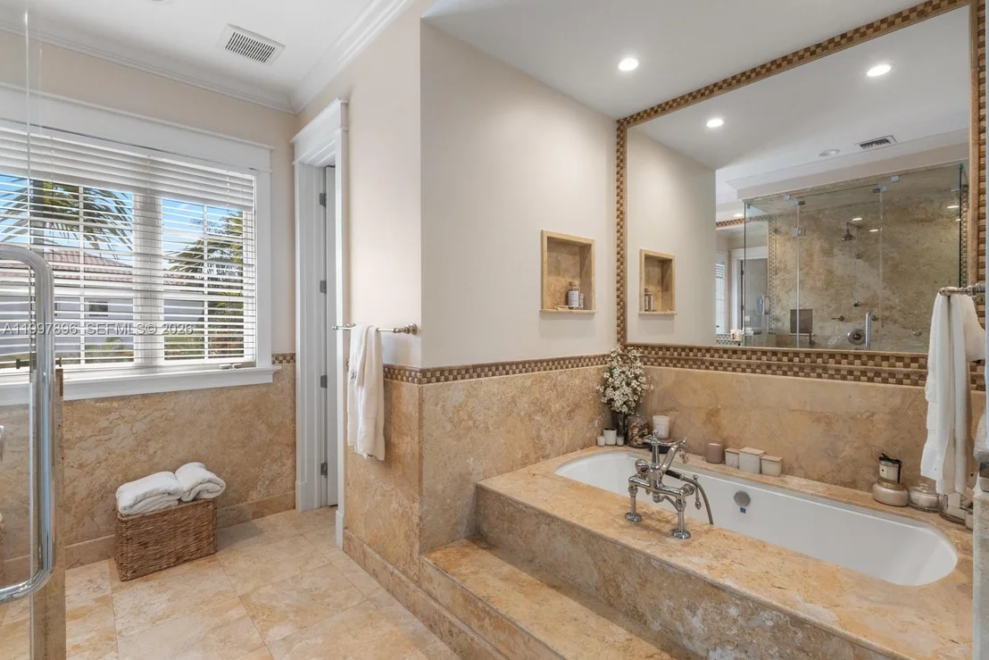 Photo of 685 Harbor Ln