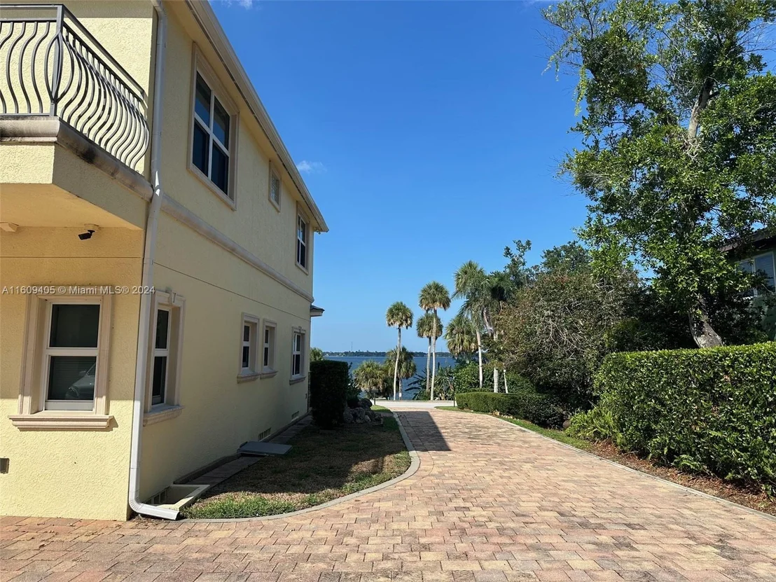 Photo of 1613 N Indian River Drive