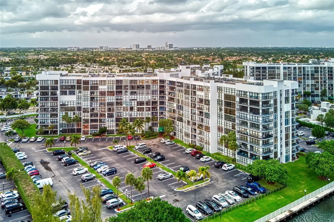 Photo of Unit 901 at 800 Parkview Dr