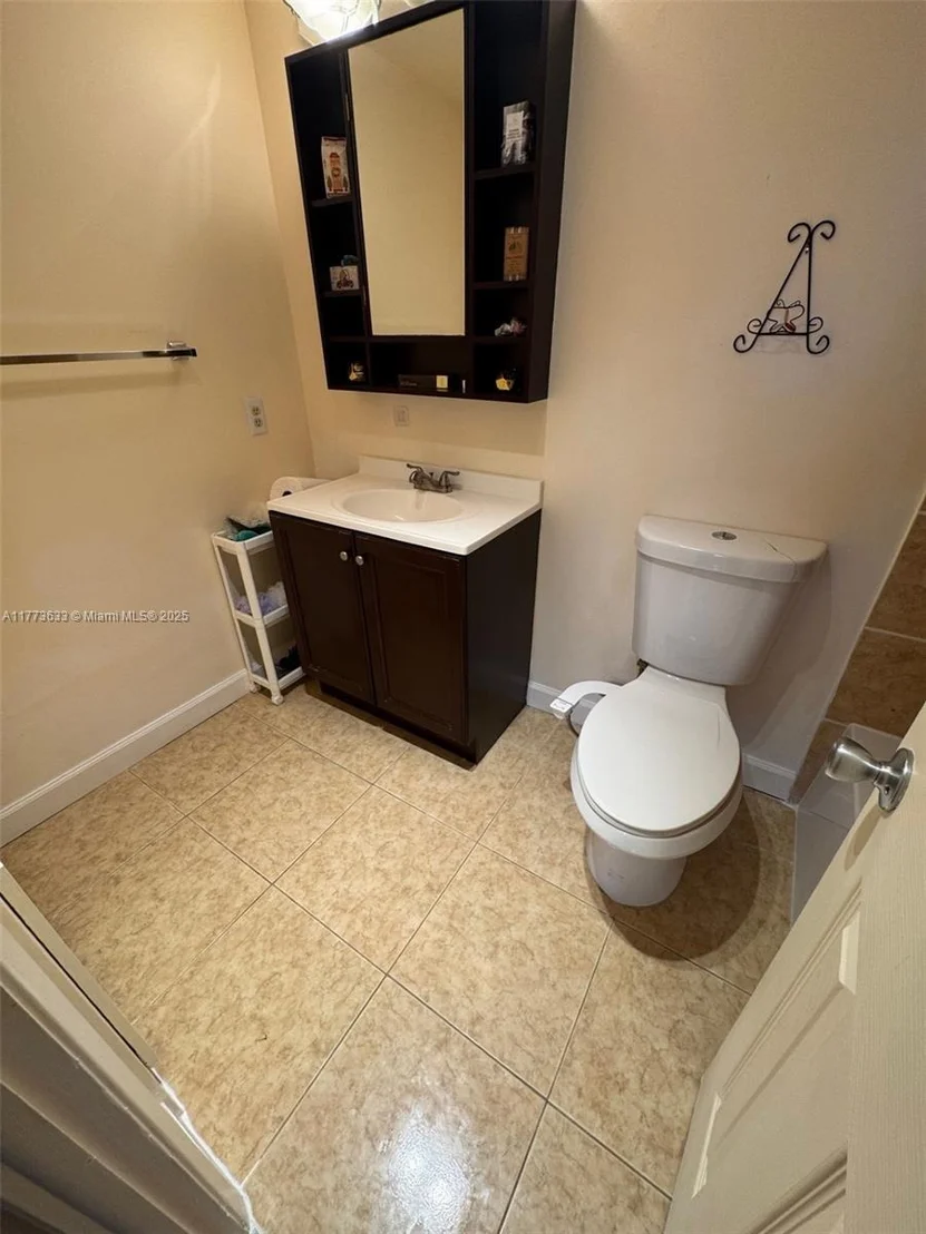 Photo of Unit 304 at 4330 Hillcrest Dr