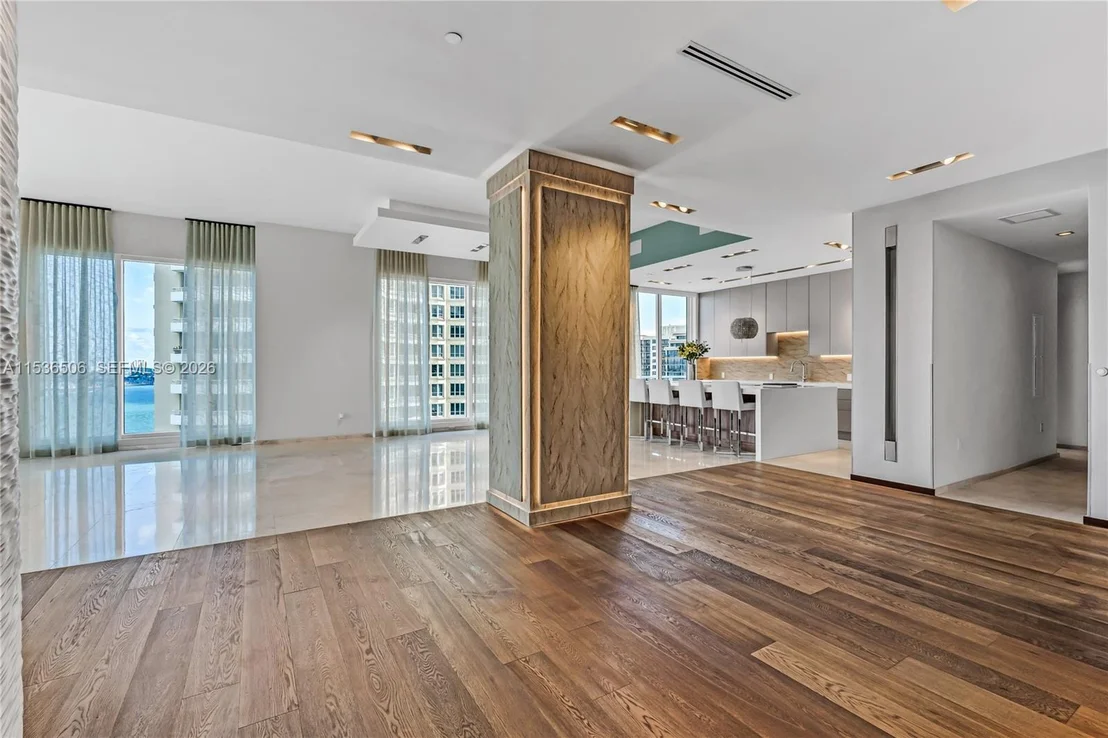 Photo of Unit 1002 at 900 Brickell Key Blvd