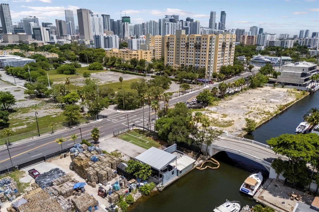 Photo of 700 NW 7th Ave