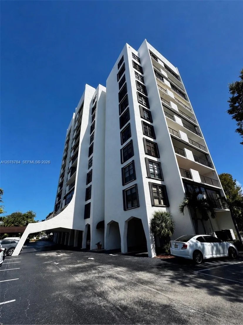 Photo of Unit 5C at 77 Crandon Blvd