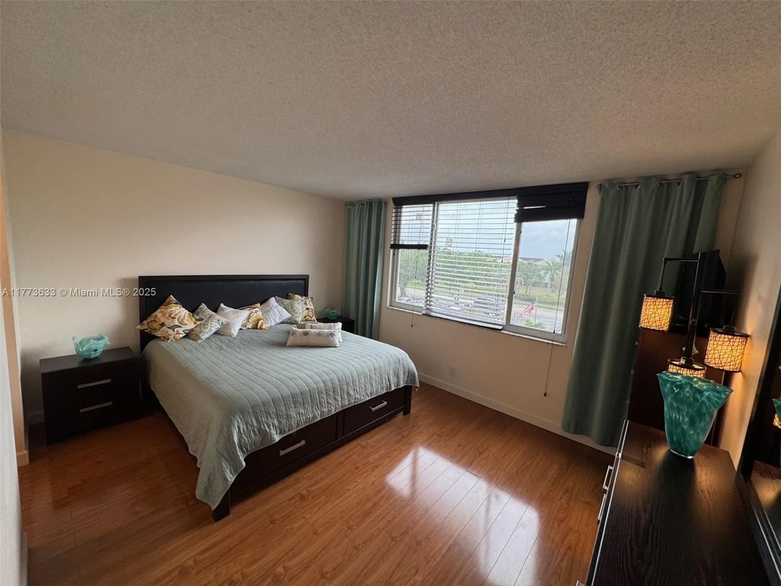 Photo of Unit 304 at 4330 Hillcrest Dr