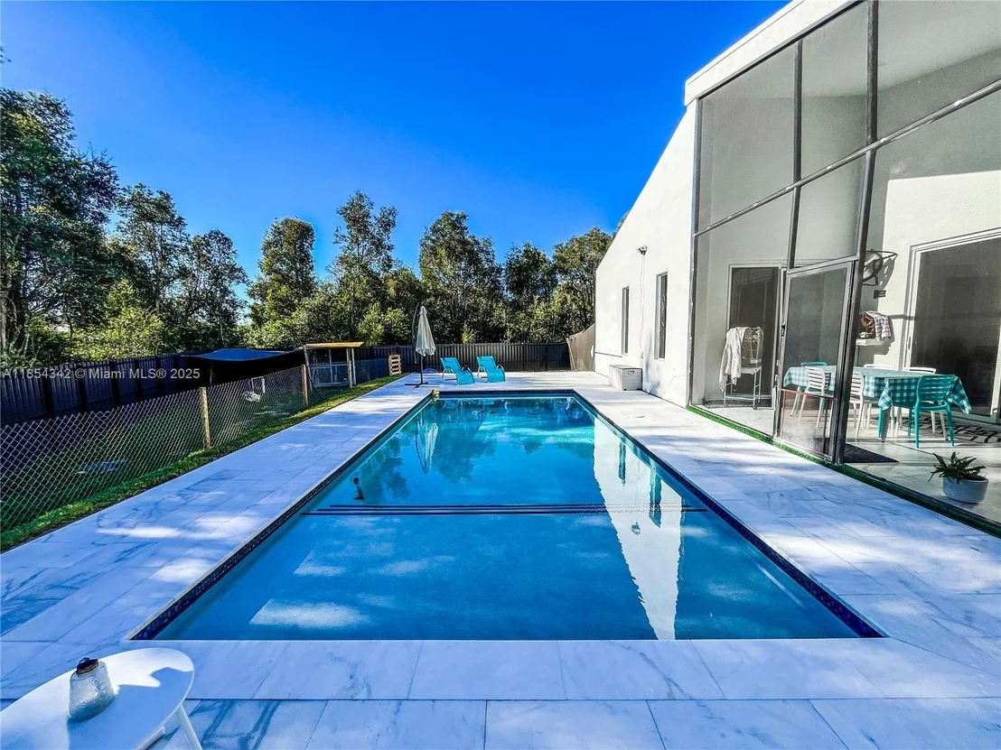 Photo of 395 Pace Avenue