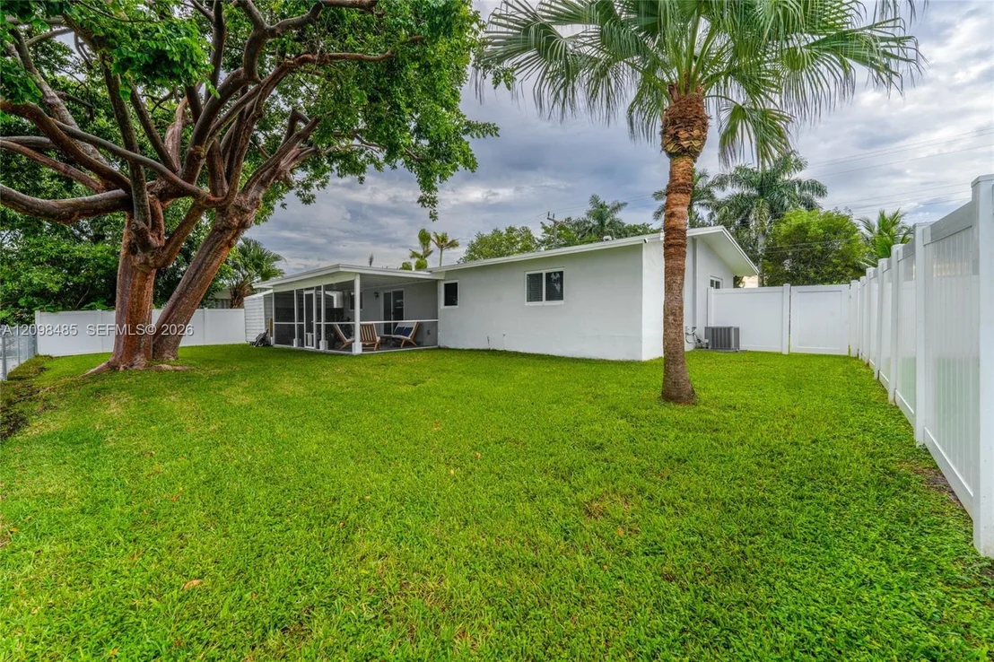 Photo of 1101 E River Dr