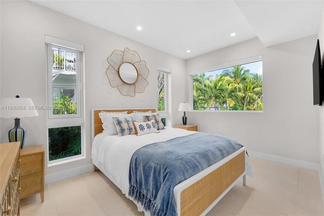 Photo of 180 Pompano Dr