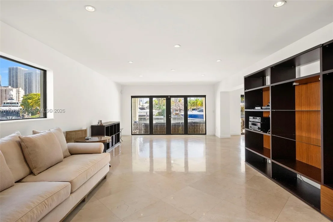 Photo of 501 Hibiscus Dr