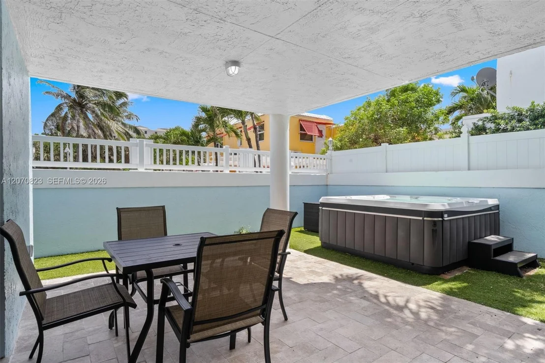 Photo of 311 N N Surf Rd