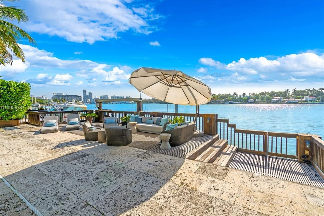 Photo of 1398 Bay Dr