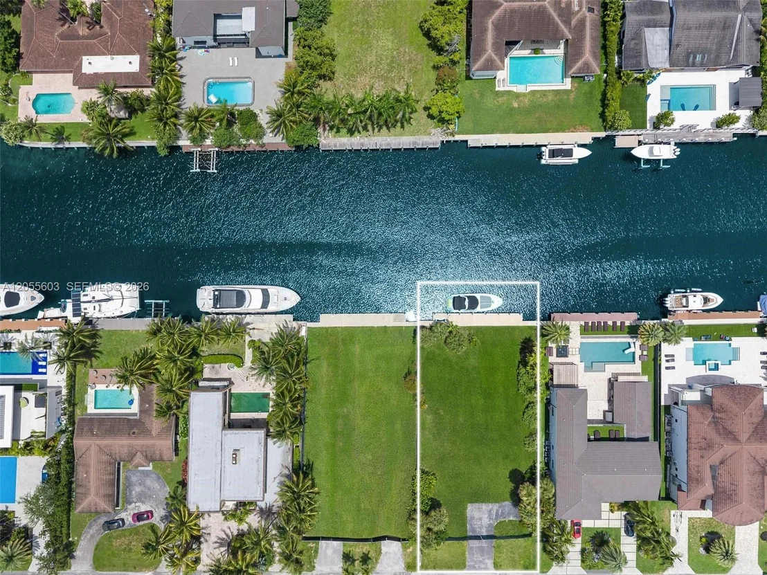 Photo of 460 Holiday Dr