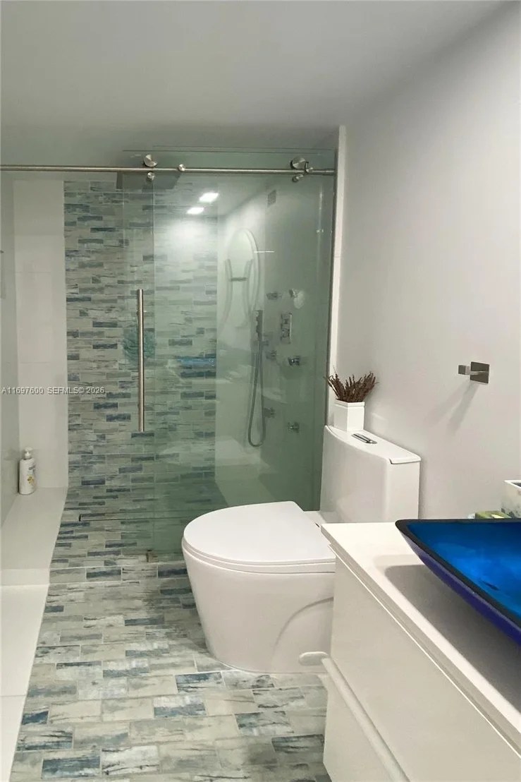 Photo of Unit 708 at 800 Parkview Dr