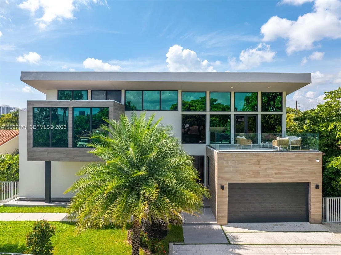 Photo of 521 Holiday Dr