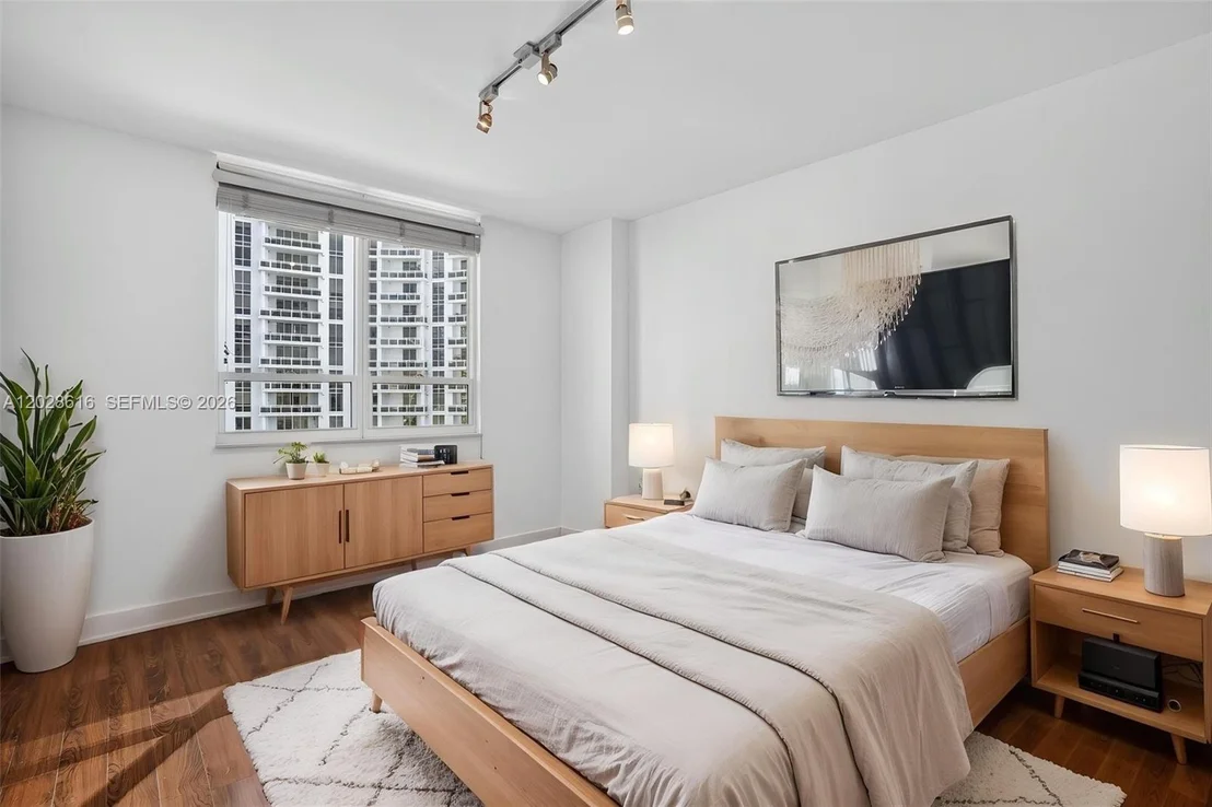 Photo of Unit 906 at 801 Brickell Key Blvd