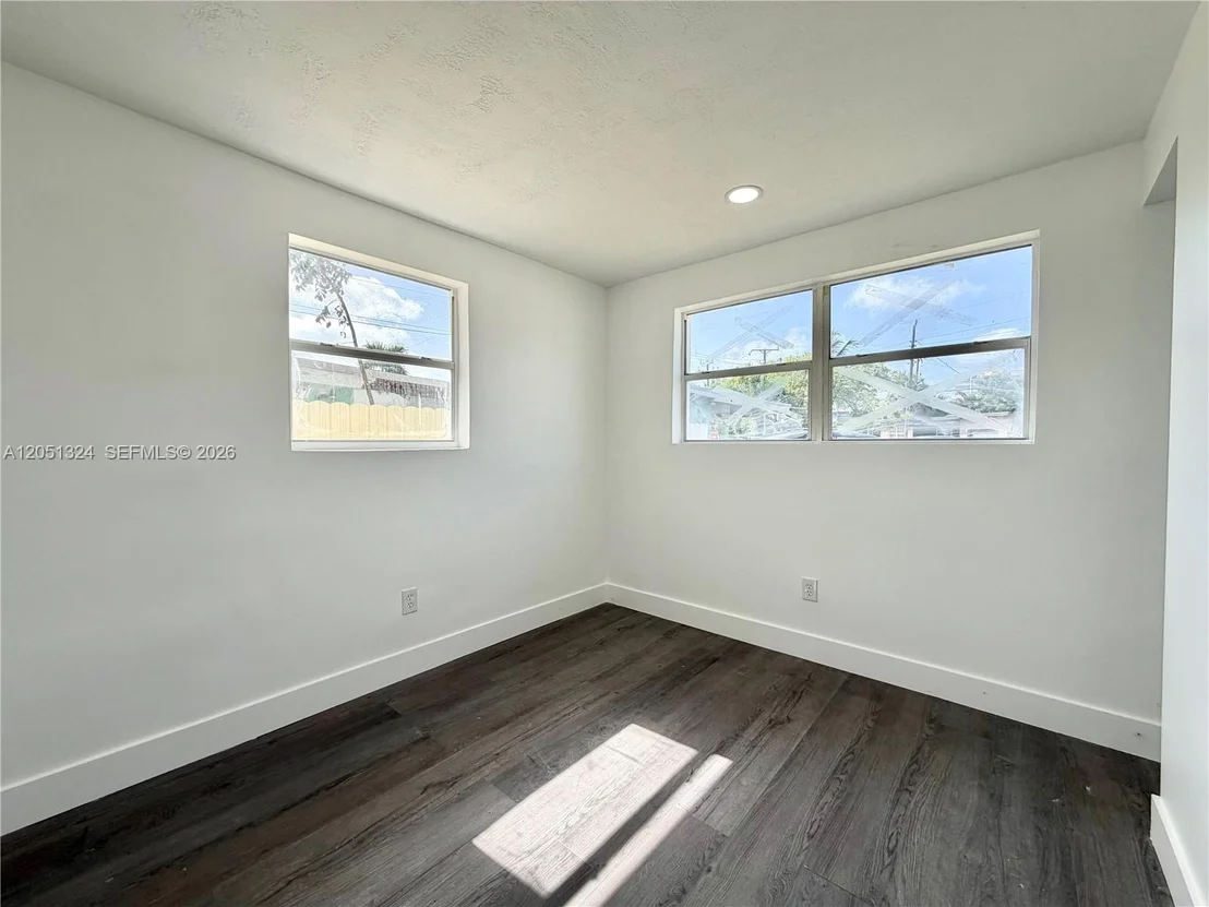 Photo of 685 SE Park Dr