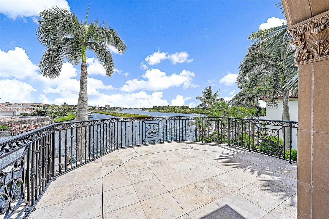 Photo of 209 Commodore Dr