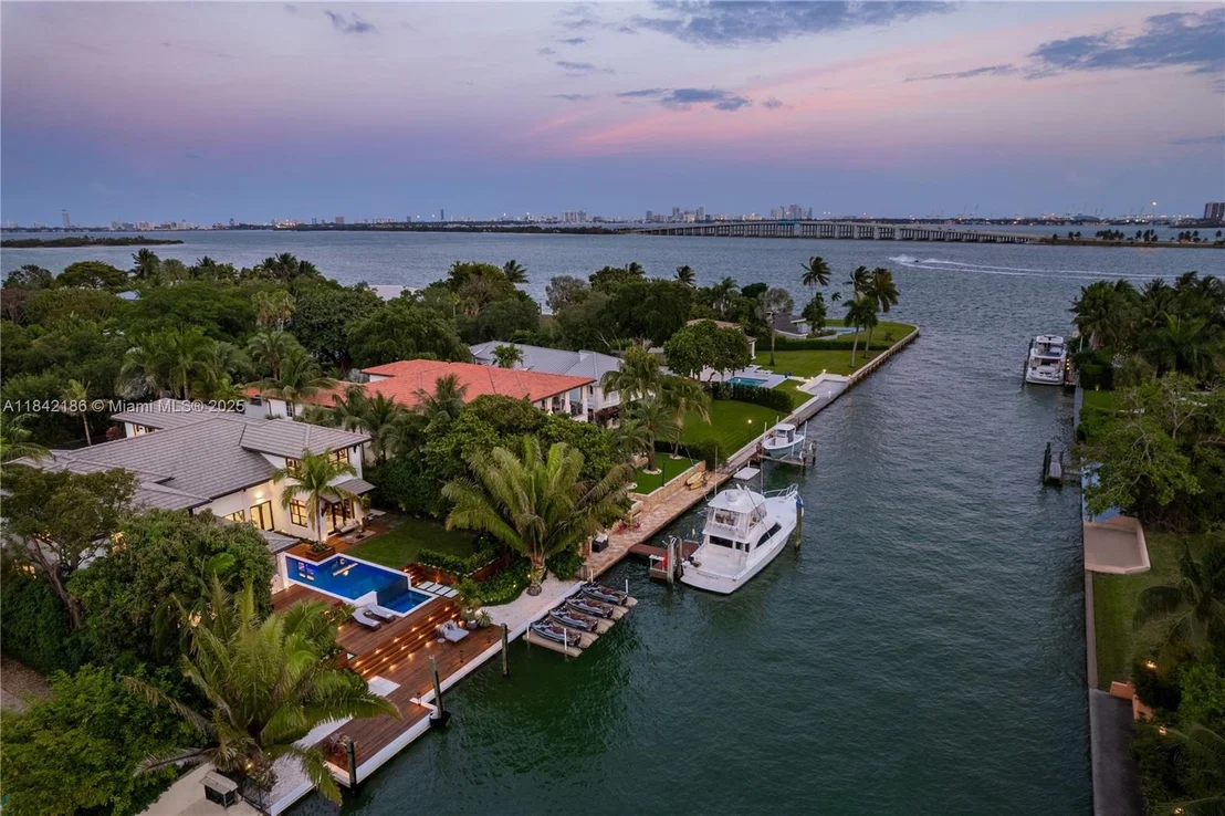 Photo of 4241 Palm Ln