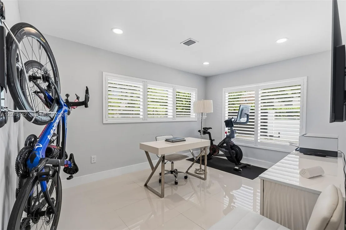 Photo of 932 Bird Rd