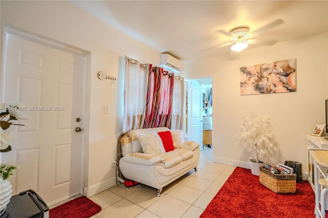 Photo of 990 W 56th St