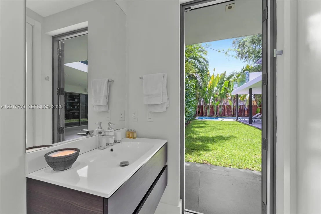 Photo of 10 Samana Dr