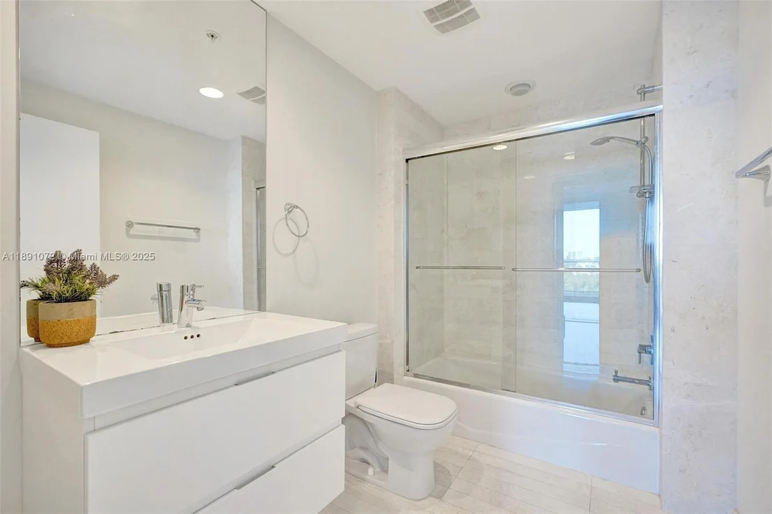 Photo of Unit 708 at 17301 Biscayne Blvd