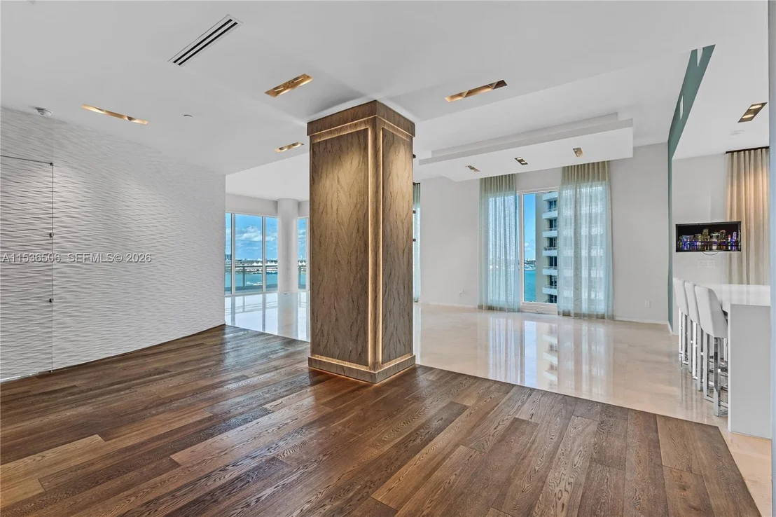 Photo of Unit 1002 at 900 Brickell Key Blvd
