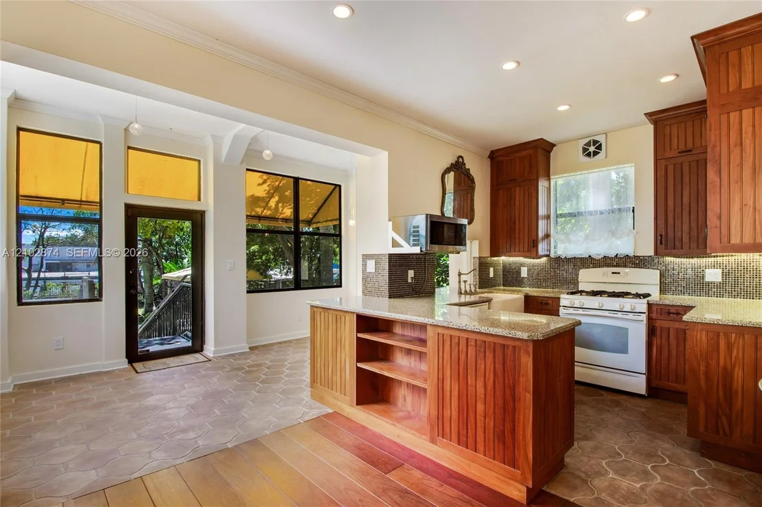 Photo of 668 NW North River Dr