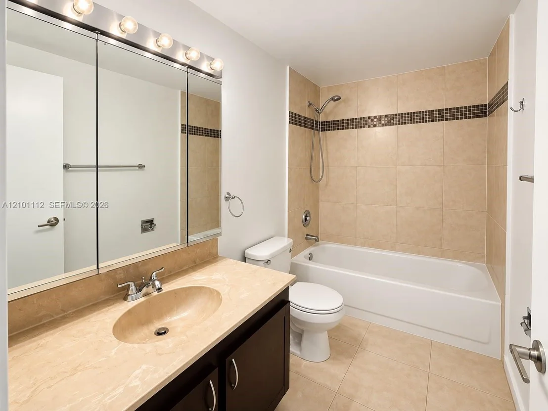 Photo of Unit 307 at 2500 Parkview Dr