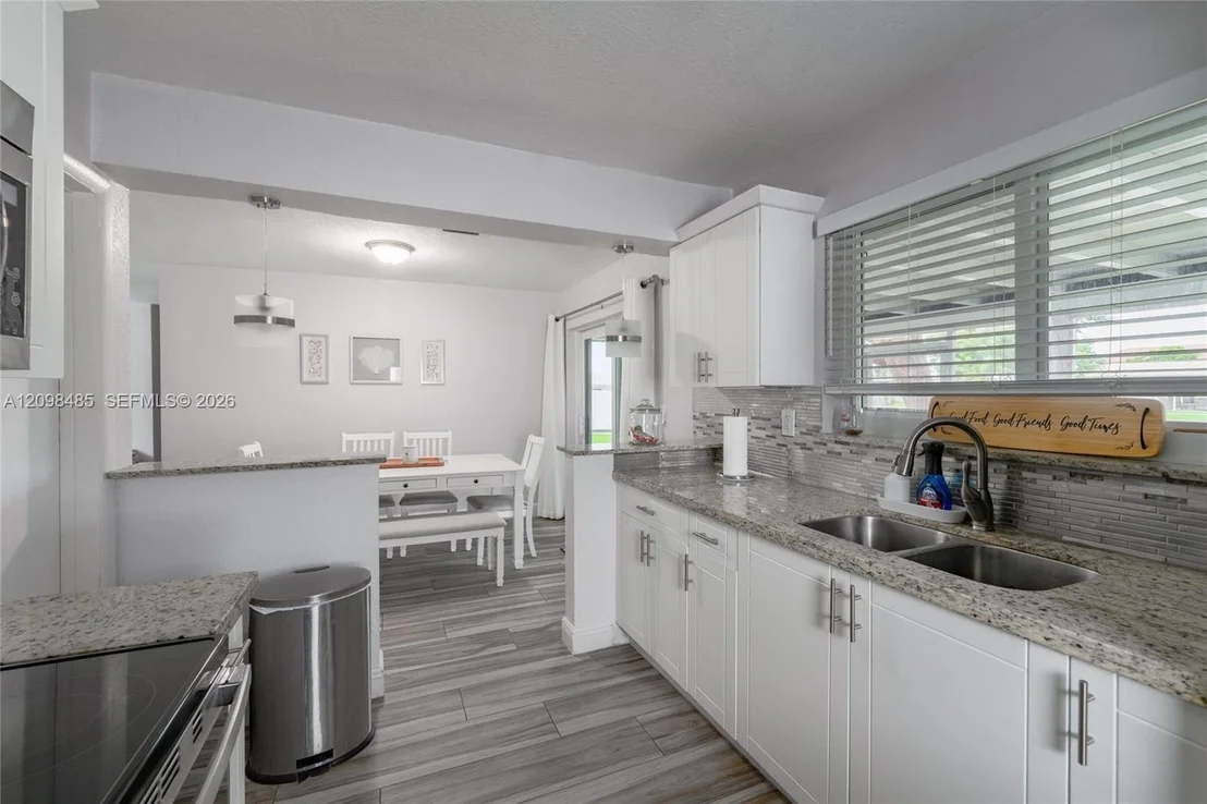 Photo of 1101 E River Dr