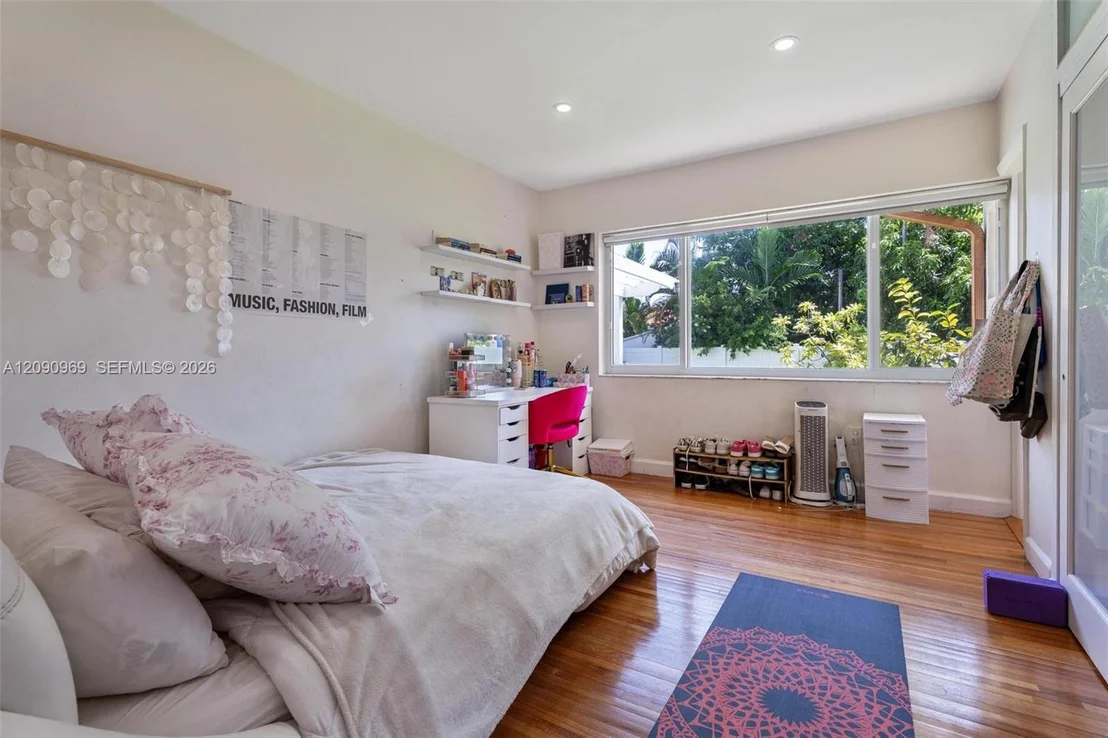 Photo of 9217 Bay Dr