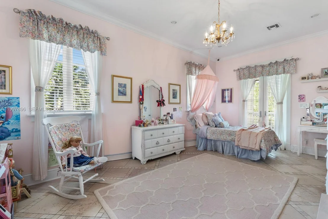 Photo of 685 Harbor Ln