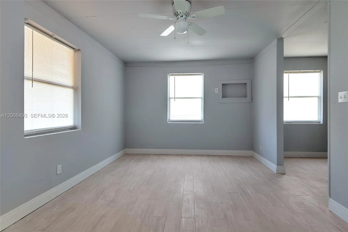 Photo of 562 W 4th St