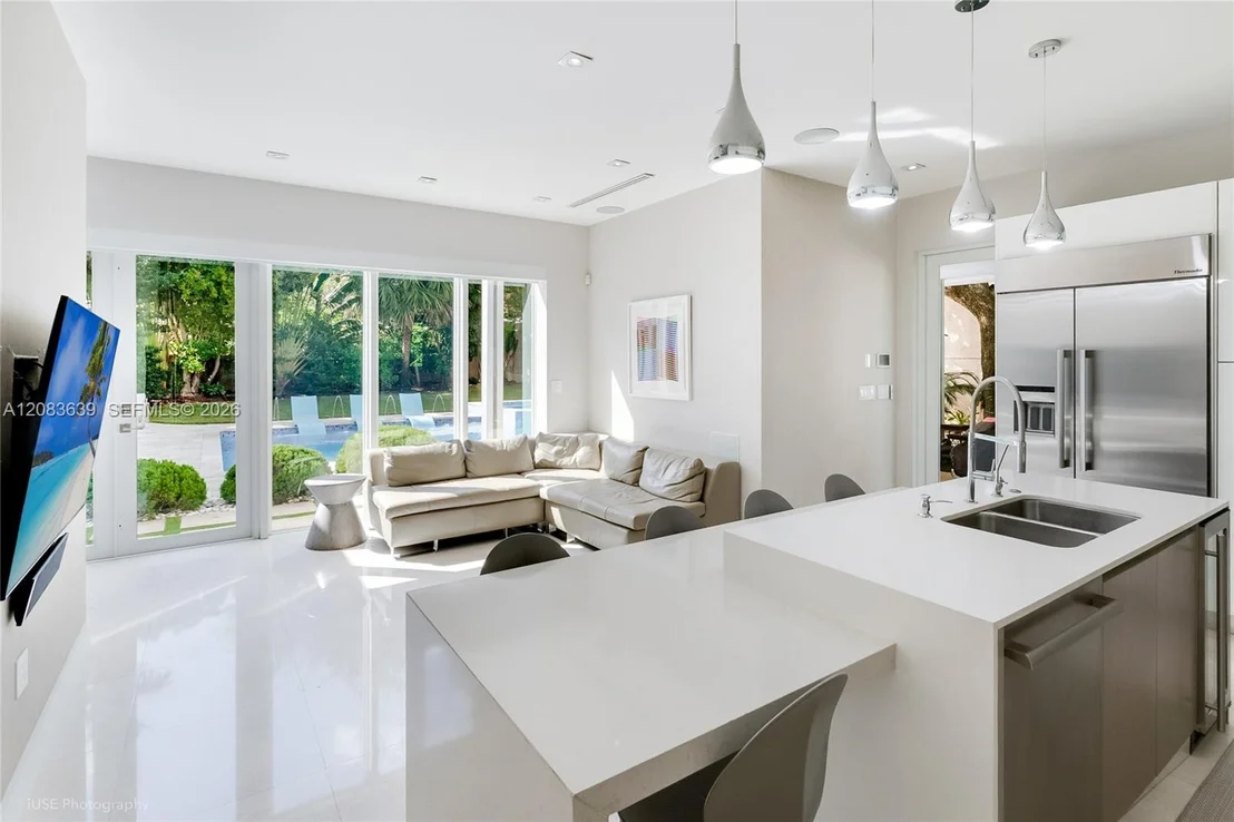 Photo of 137 W Shore Dr