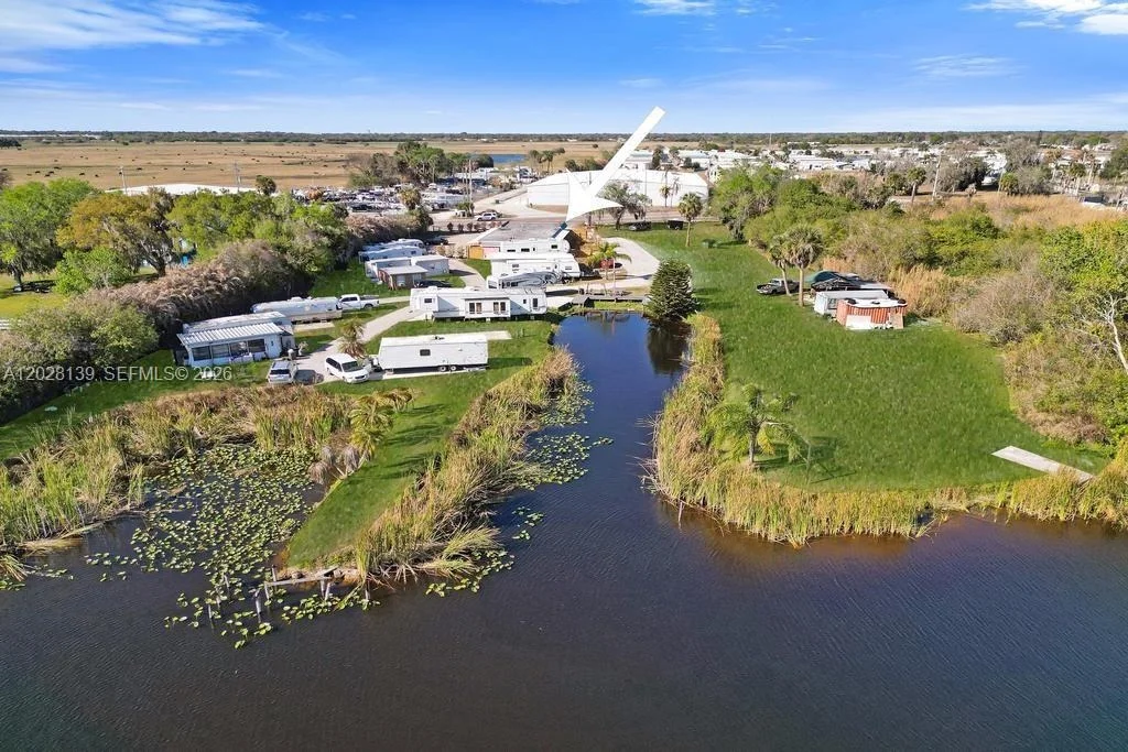 Photo of Unit 10 at 1421 NE US Highway 441