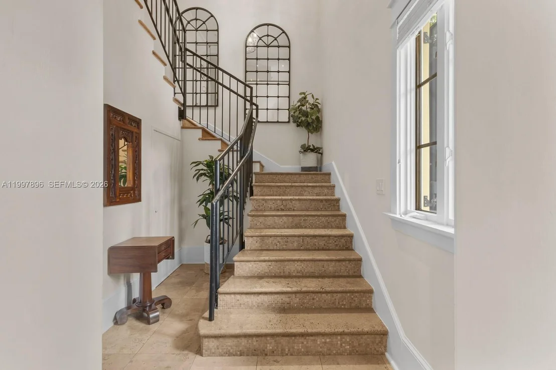 Photo of 685 Harbor Ln