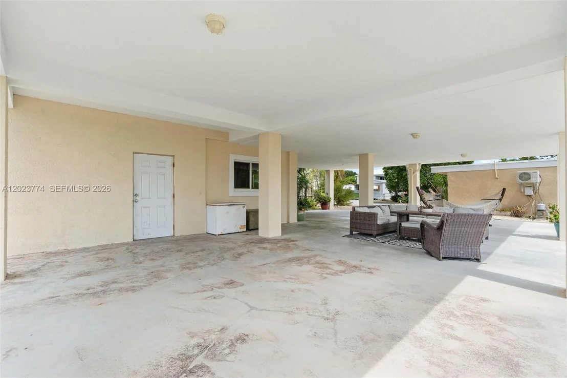 Photo of 365 Loeb ave