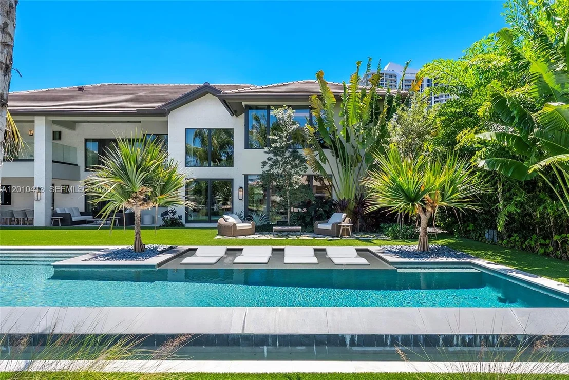 Photo of 110 Holiday Dr