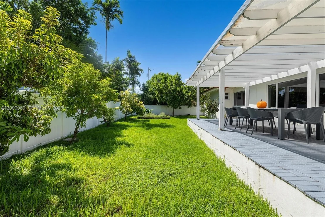 Photo of 9217 Bay Dr