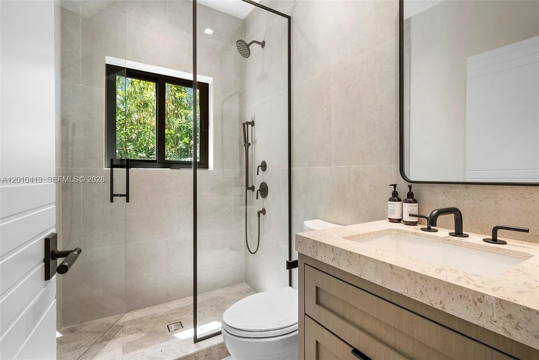 Photo of 110 Holiday Dr