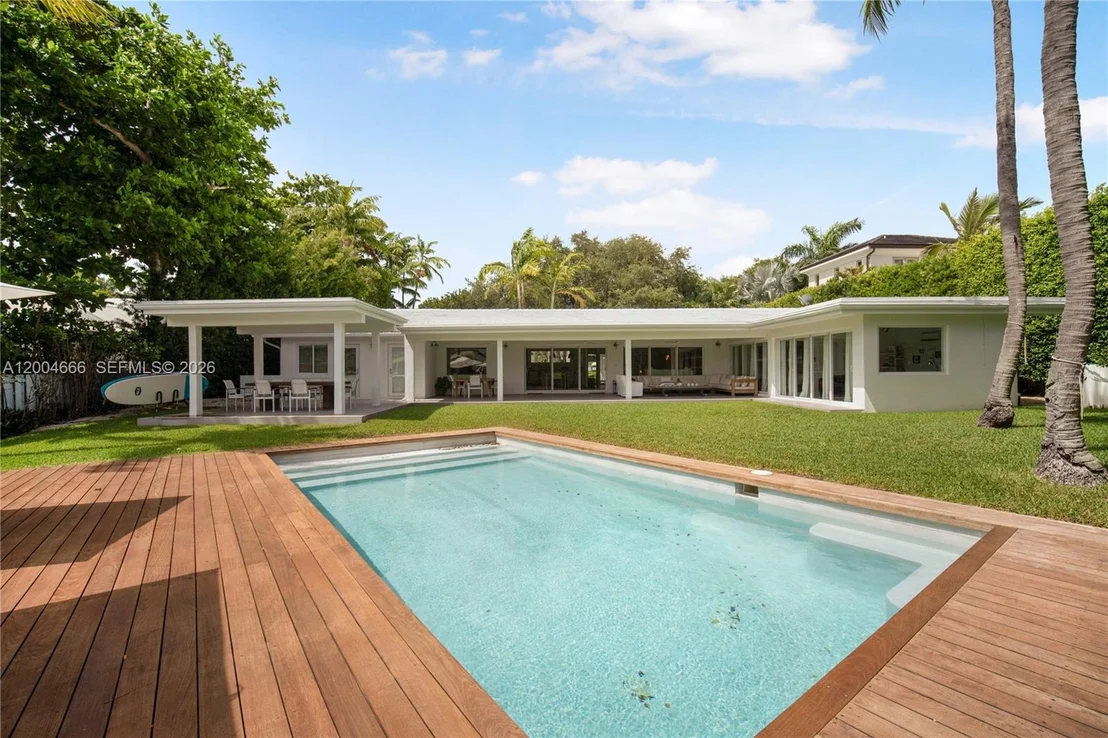 Photo of 861 Harbor Dr