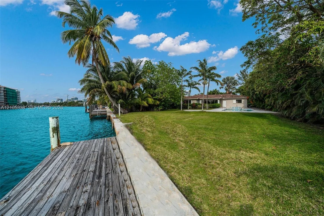 Photo of 9250 Bay Dr