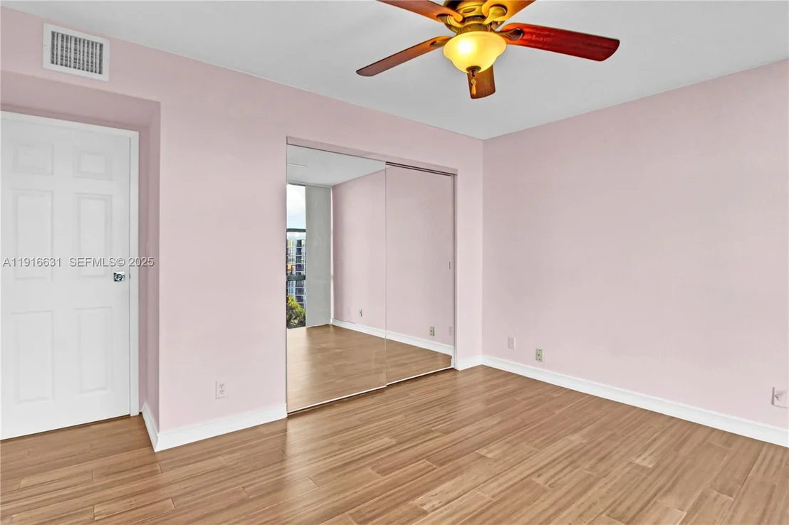 Photo of Unit 821 at 800 Parkview Dr