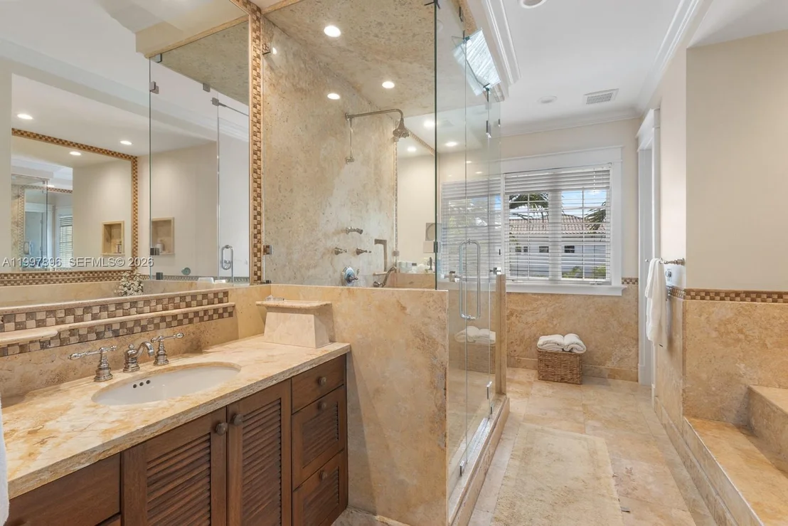 Photo of 685 Harbor Ln