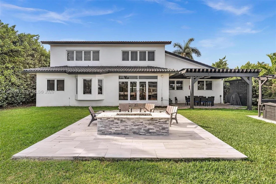 Photo of 472 Sunset Dr