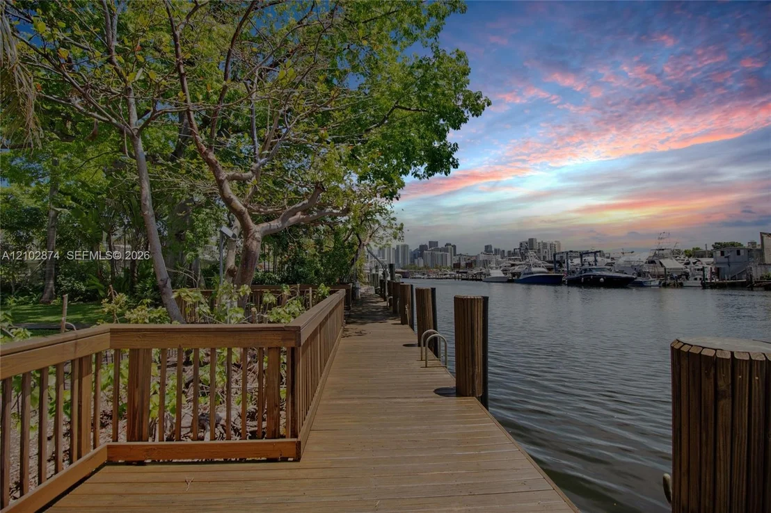 Photo of 668 NW North River Dr