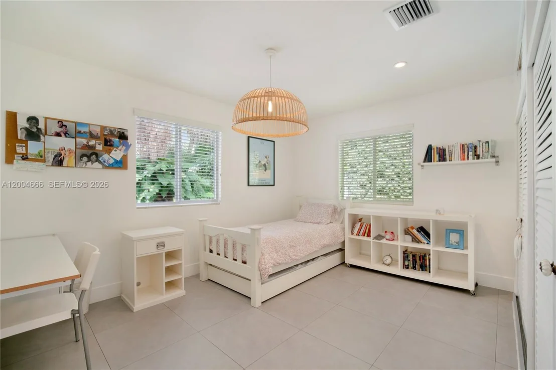 Photo of 861 Harbor Dr