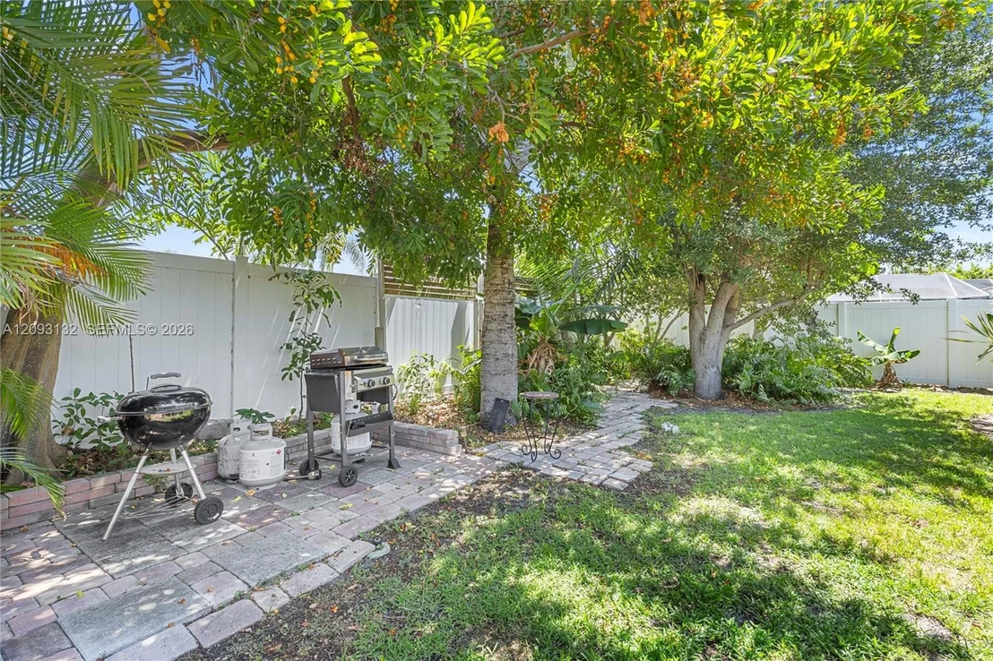 Photo of 809 SE 14th Dr